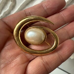 MONET swirl gold-tone brooch pin faux pearl swoop costume
vintage midcentury VTG